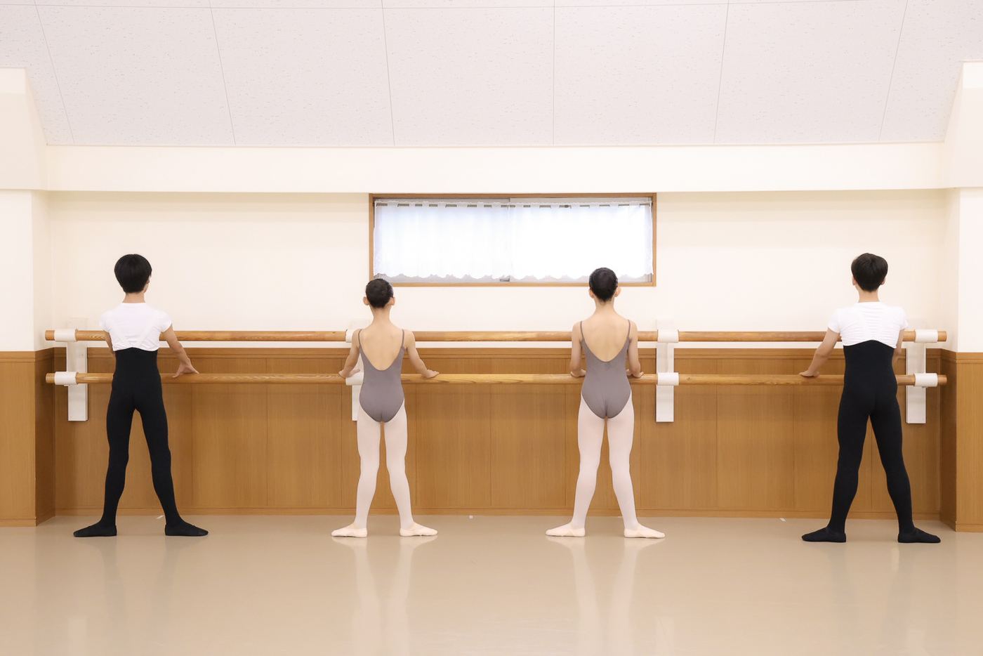 小柴葉朕バレエスクールのレッスンの様子