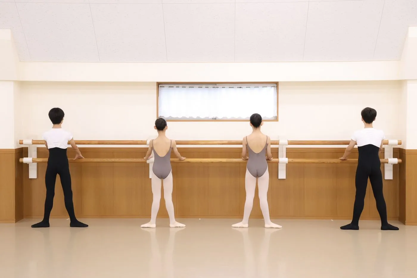 小柴葉朕バレエスクールのレッスンの様子